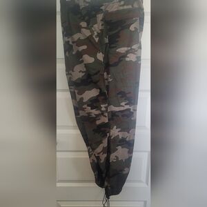 NWOT Jr's Camoflouge Cargo pants